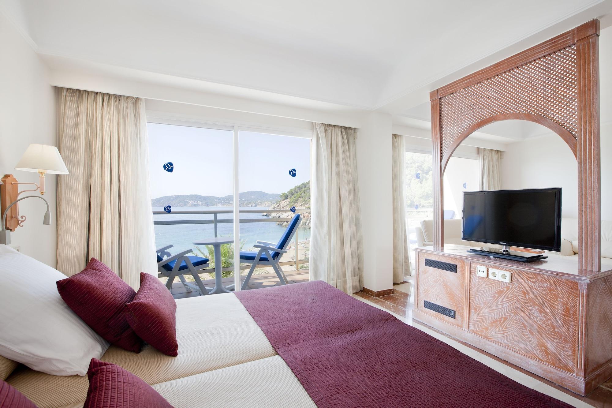 Grupotel Cala San Vicente Sant Joan De Labritja Esterno foto A room at the hotel