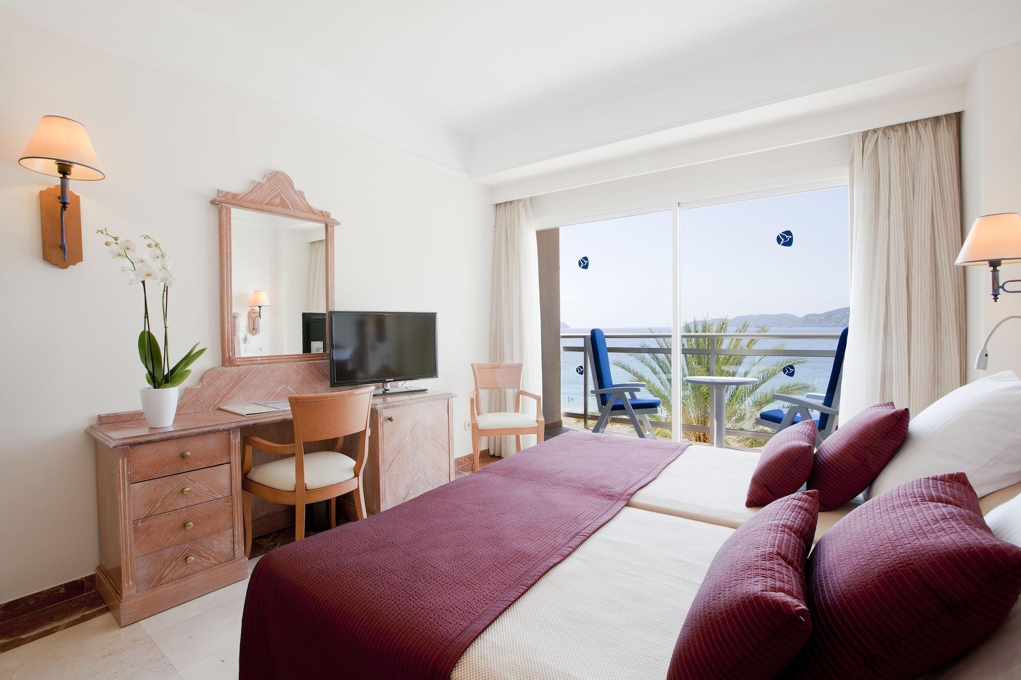 Grupotel Cala San Vicente Sant Joan De Labritja Esterno foto A typical hotel room