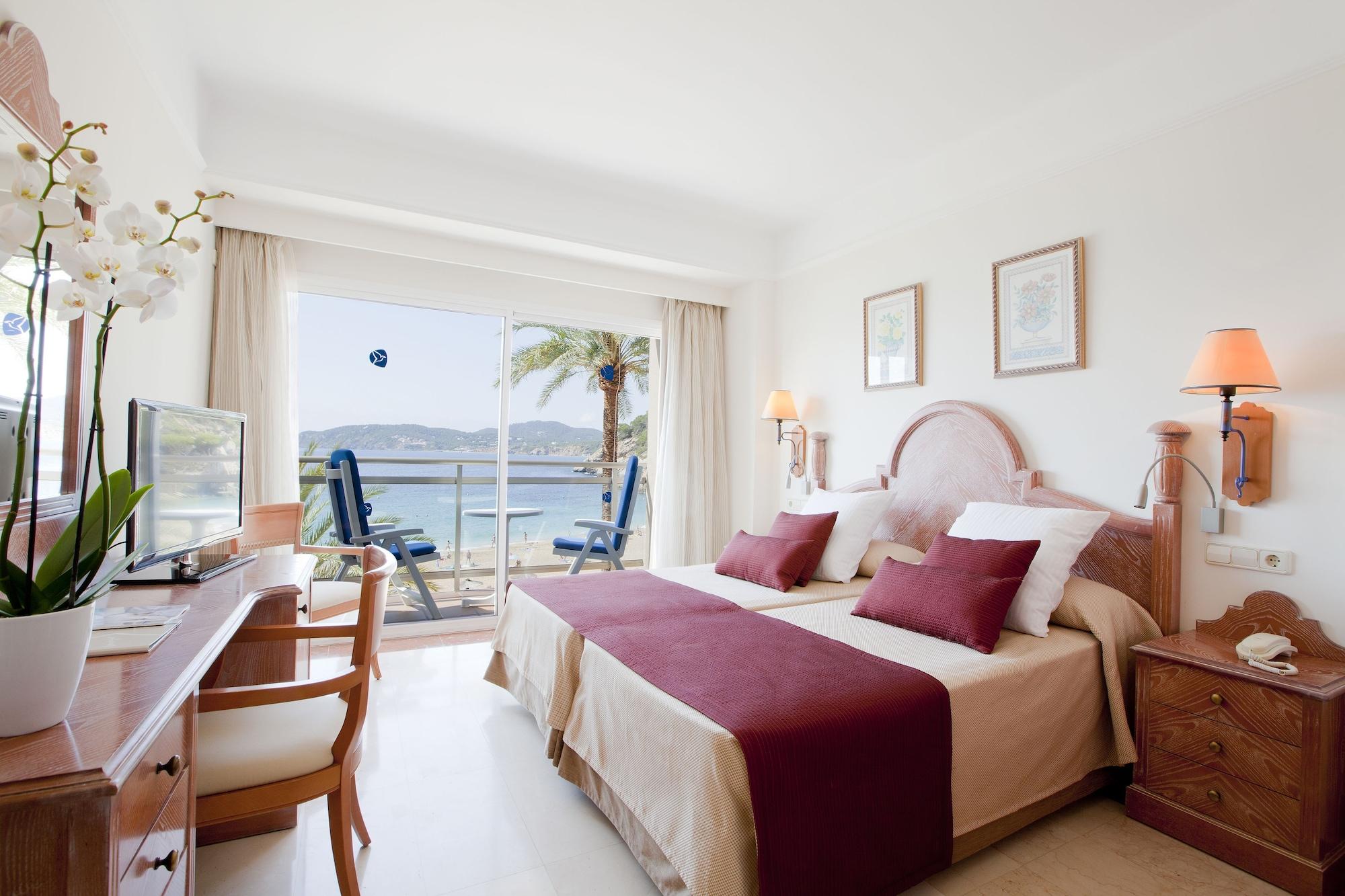 Grupotel Cala San Vicente Sant Joan De Labritja Esterno foto A room at the hotel