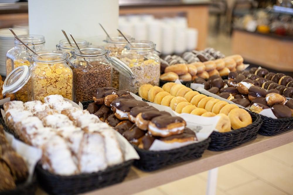Grupotel Cala San Vicente Sant Joan De Labritja Esterno foto A selection of pastries