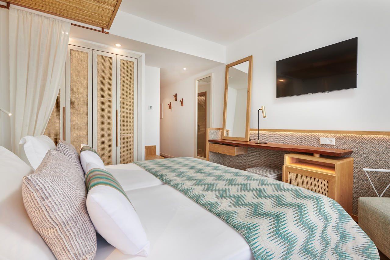 Grupotel Cala San Vicente Sant Joan De Labritja Esterno foto A room at the hotel